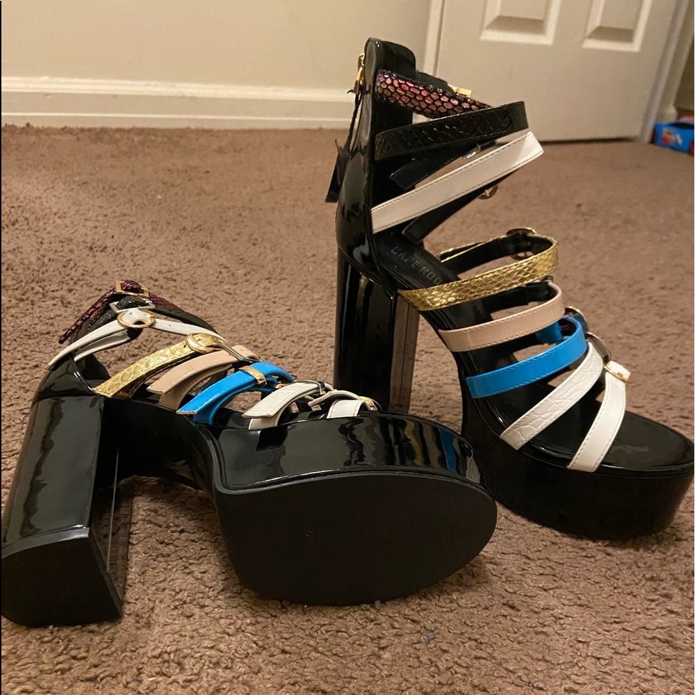 Strap heel